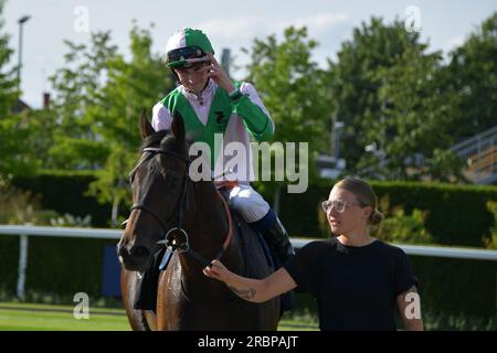 Newbury, Regno Unito. 6 luglio 2023. Hector Crouch saluta la folla dopo aver vinto nel 18,05 il KKA Studio Novice Stakes su Starlust all'ippodromo di Newbury, Regno Unito. Crediti: Paul Blake/Alamy Live News. Foto Stock