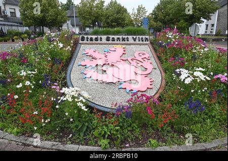Sankt Vith, Belgio. 28 maggio 2023. Lo stemma di San Vith decora con fiori una rotonda all'ingresso della città. Saint Vith è una città del Belgio situata nella parte orientale della provincia di Liegi. Crediti: Horst Galuschka/dpa/Alamy Live News Foto Stock