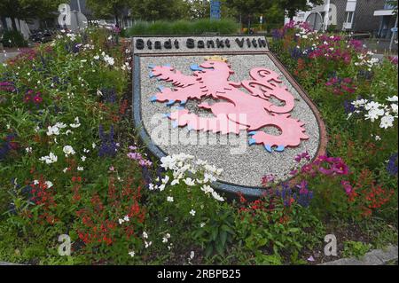 Sankt Vith, Belgio. 28 maggio 2023. Lo stemma di San Vith decora con fiori una rotonda all'ingresso della città. Saint Vith è una città del Belgio situata nella parte orientale della provincia di Liegi. Crediti: Horst Galuschka/dpa/Alamy Live News Foto Stock