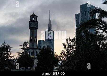 Piove la sera a Batumi, nell'area del porto Foto Stock