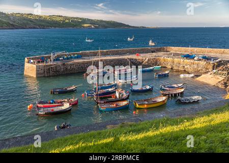 Il piccolo porto di Coverack, la penisola di Lizard, Cornovaglia, Inghilterra Foto Stock