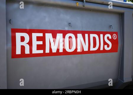 Viersen, Germania - 8 luglio. 2023: Primo piano dell'insegna sul contenitore con il logo della società di riciclaggio Remondis Foto Stock