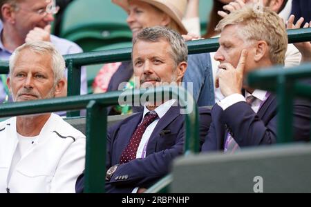 Sua altezza reale il principe ereditario Frederik di Danimarca che guarda Holger Rune in azione contro Grigor Dimitrov l'ottavo giorno dei campionati di Wimbledon 2023 all'All England Lawn Tennis and Croquet Club di Wimbledon. Data immagine: Lunedì 10 luglio 2023. Foto Stock