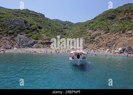 Spiaggia di Kastro sulla costa nord dell'isola di Skiathos, Sporadi settentrionali, Grecia Foto Stock