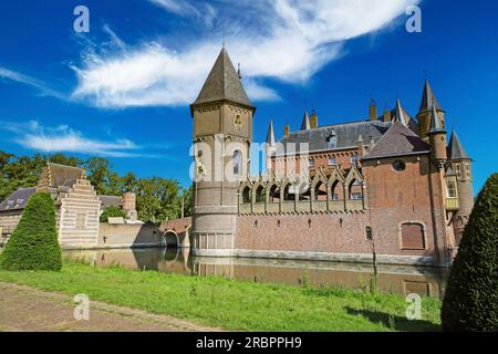Splendido castello fiabesco olandese romantico con torri, parco verde giardino, cielo estivo blu - Kasteel Heeswijk, Paesi Bassi Foto Stock