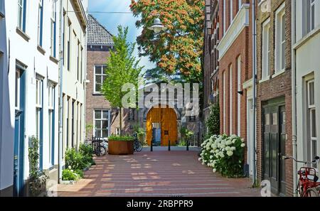 Uno dei tanti vicoli idilliaci nel centro storico della città con case residenziali - strada laterale di Hinthamerstraat, S-Hertogenbosch, Paesi Bassi Foto Stock