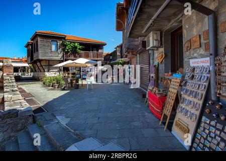 Città vecchia di Nessebar, attualizzata nel 2023, casa tradizionale bulgara, paesaggio urbano Foto Stock