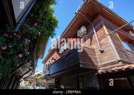 Città vecchia di Nessebar, attualizzata nel 2023, architettura bulgara tradizionale, casa in legno Foto Stock