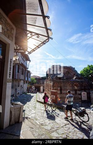 Città vecchia di Nessebar, attualizzata nel 2023, località di villeggiatura sul Mar Nero, piccola strada e architettura tradizionale, Chiesa dei Santi Arcangeli Michele e Gabriele Foto Stock