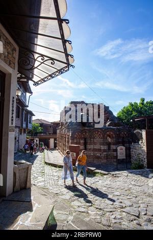 Città vecchia di Nessebar, attualizzata nel 2023, località di villeggiatura sul Mar Nero, piccola strada e architettura tradizionale, Chiesa dei Santi Arcangeli Michele e Gabriele Foto Stock