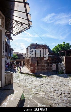 Città vecchia di Nessebar, attualizzata nel 2023, località di villeggiatura sul Mar Nero, piccola strada e architettura tradizionale, Chiesa dei Santi Arcangeli Michele e Gabriele Foto Stock