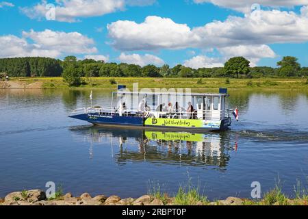 Arcen - Lottum, Paesi Bassi (Limburgo) - 16 giugno. 2023: Traghetto per piccoli passeggeri e biciclette sul fiume Maas nella splendida idilliaca zona rurale estiva olandese Foto Stock