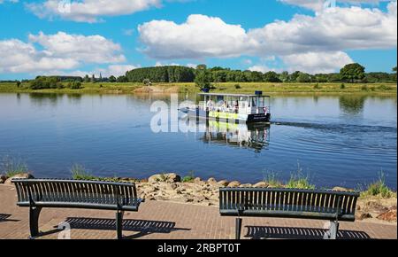 Arcen - Lottum, Paesi Bassi (Limburgo) - 16 giugno. 2023: Traghetto per piccoli passeggeri e biciclette sul fiume Maas nella splendida idilliaca zona rurale estiva olandese Foto Stock