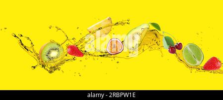 Frutta fresca e acqua spruzzano su sfondo giallo Foto Stock