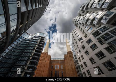 Battersea, Londra, Regno Unito: La centrale elettrica di Battersea è ora riqualificata come destinazione per lo shopping e il tempo libero. Vista da sud con nuovi appartamenti Foto Stock