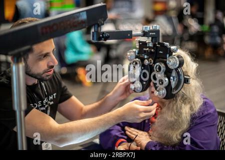 Detroit, Michigan - la OneSight Foundation ha organizzato una clinica gratuita che offriva esami oculistici e occhiali da vista per i residenti a basso reddito. OneSight Foto Stock