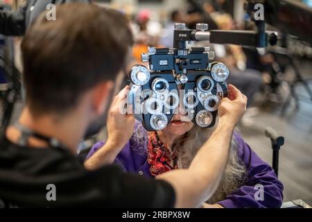 Detroit, Michigan - la OneSight Foundation ha organizzato una clinica gratuita che offriva esami oculistici e occhiali da vista per i residenti a basso reddito. OneSight Foto Stock