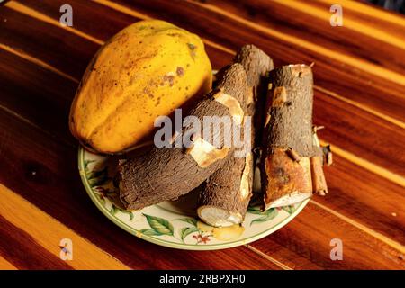 Papaya e manioca in un bellissimo piatto fiorito sul tavolo Foto Stock