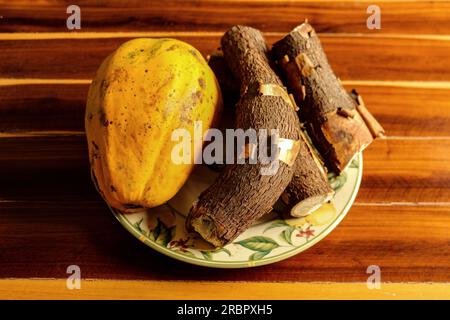 Papaya e manioca in un bellissimo piatto fiorito sul tavolo Foto Stock