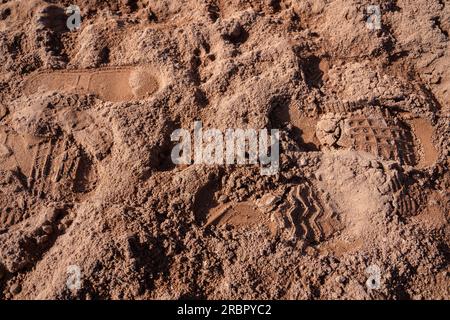 Tracce di scarpe in sabbia marrone Foto Stock