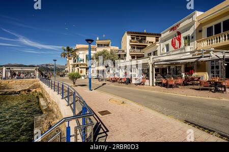 Ristoranti sulla passeggiata del porto di Port d'Andratx, Mallorca, Spagna Foto Stock