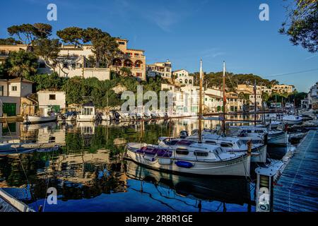 Barche, case di pescatori e ville a Cala Figuera, comune di Santanyí, Maiorca, Spagna Foto Stock