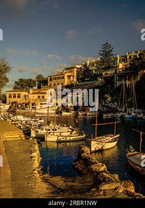 Barche alla luce serale, porto di Cala Figuera, Santanyí, Maiorca, Spagna Foto Stock