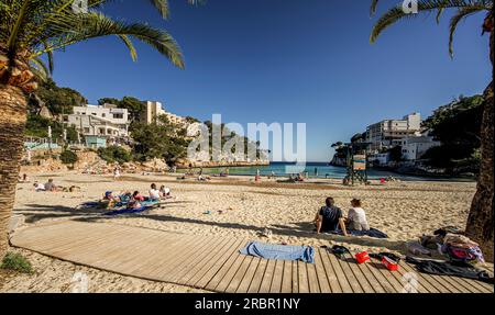 I vacanzieri sulla spiaggia sabbiosa di Cala Santanyí, comune di Santanyí, Maiorca, Spagna Foto Stock