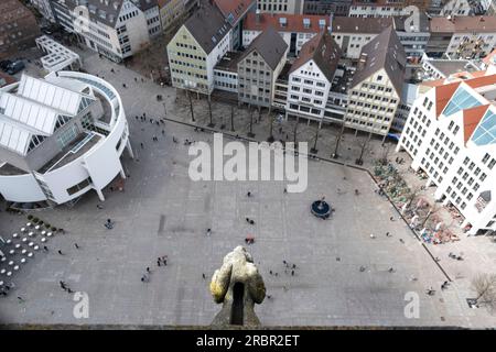 Vista dalla cattedrale di Ulm della casa di Richard Meier e della piazza del mercato, Ulma, Danubio, Giura sveva, Baden-Württemberg, Germania Foto Stock