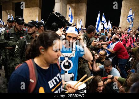 Israele. 3 luglio 2023. I soldati della polizia di frontiera israeliana allontanano i manifestanti dalla strada durante una manifestazione contro la revisione giudiziaria all'aeroporto Ben Gurion. Tel Aviv, Israele. 3 luglio 2023. (Matan Golan/Sipa USA). Credito: SIPA USA/Alamy Live News Foto Stock