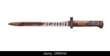 Vecchia arma militare a baionetta isolata su sfondo bianco. Con tracciato di ritaglio Foto Stock