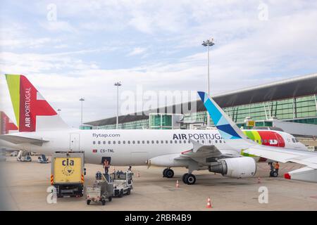 Porto, Portogallo - 31.05.2023: Aereo da TAP - Air Portugal - nell'aeroporto di Porto. TAP è la compagnia aerea bandiera portoghese. Foto Stock