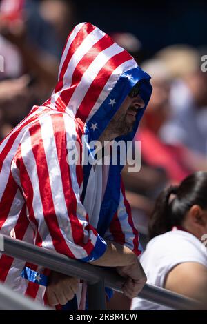 9 luglio 2023; San Jose, CA, Stati Uniti; i tifosi degli Stati Uniti guardano i riscaldamenti prima dell'inizio della partita tra USA e Galles al PayPal Park. Foto: Stan Szeto - immagine dello sport Foto Stock