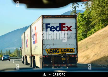 Autocarro per spedizioni FedEx Freight LTL con triplo rimorchio e un cartello di carico lungo che guida verso sud sull'Interstate 5 Oregon USA Foto Stock