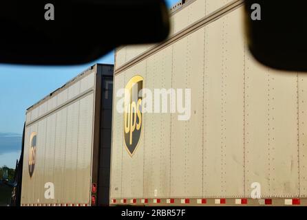 Vista ravvicinata dall'interno di un'auto che passa accanto a un camion con corriere UPS sull'Interstate 5 Oregon USA Foto Stock