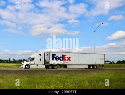 FedEx Ground Shipping camion per la consegna di pacchi a basso costo che guida verso sud sull'Interstate 5 Oregon USA Foto Stock