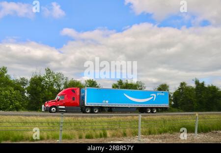 Amazon prime trailer su un camion che viaggia verso sud sull'Interstate 5 Oregon USA Foto Stock