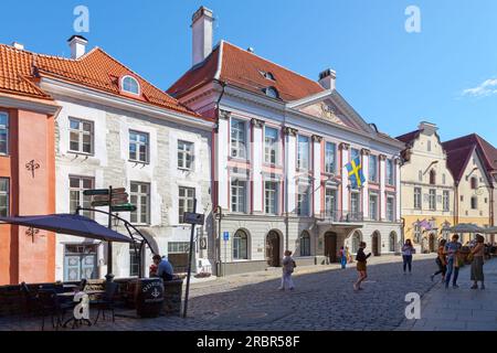 Tallinn, Estonia - 16 giugno 2019: Ambasciata di Svezia accanto alla Casa delle teste nere. Foto Stock