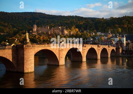 Vista sul Neckar (fiume) e sul Ponte Vecchio verso le rovine del Castello di Heidelberg, Heidelberg, Baden-Wuerttemberg, Germania, Europa Foto Stock