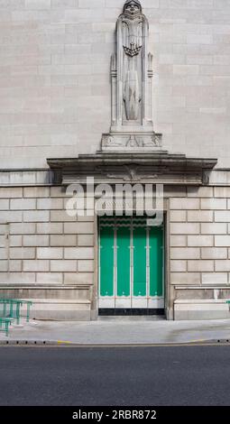 Liverpool, regno unito, 16 maggio 2023 statua intitolata "Speed, the Modern Mercury" - un rilievo art deco sul Queensway Mersey Tunnel George's Dock Foto Stock