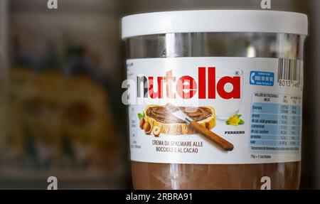 Roma, IT, 2 luglio 2023: Primo piano di un barattolo di Nutella su uno scaffale. La Nutella è una famosa marca di nocciole e cacao. È noto per la sua autenticità Foto Stock