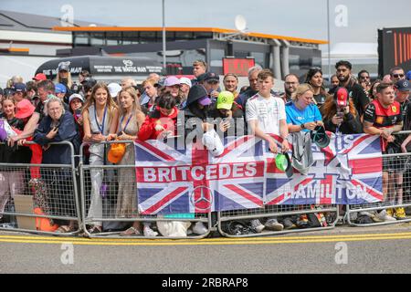 I tifosi attendono i piloti durante la FORMULA 1 ARAMCO BRITISH GRAND PRIX 2023 sul circuito di Silverstone, Silverstone, Regno Unito, il 9 luglio 2023 Foto Stock