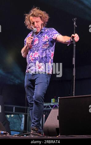 Il comico Milton Jones si esibisce dal vivo, apparendo al campeggio Silverstone Woodlands Craft Beer Tent, F1 GP 6 luglio 2023 Foto Stock
