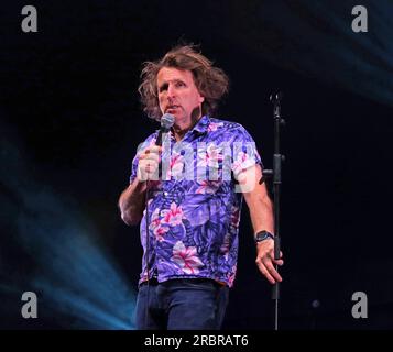 Il comico Milton Jones si esibisce dal vivo, apparendo al campeggio Silverstone Woodlands Craft Beer Tent, F1 GP 6 luglio 2023 Foto Stock