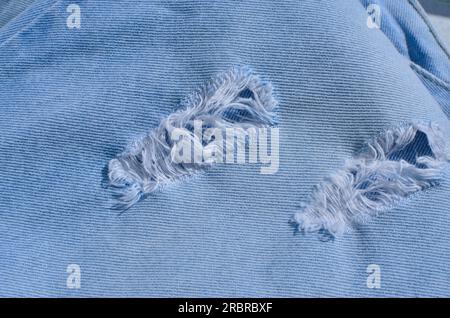 Texture in denim in primo piano, che mostra le linee e gli intrecci che compongono il tessuto. Un'immagine versatile da utilizzare nella moda, nel design e nella pubblicità Foto Stock