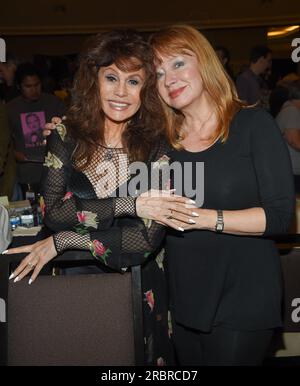 Los Angeles, USA. 10 luglio 2023. L'attrice della soap opera Andrea Evans è morta il 9 luglio 2023 di cancro, aveva 66 anni. Barbara Luna e Andrea Evans all'Hollywood Show al LAX Westin Hotel il 28 luglio 2018 a Los Angeles, CALIFORNIA. © o'Connor/AFF-USA.com credito: AFF/Alamy Live News Foto Stock