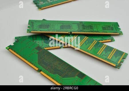 Dettaglio della memoria RAM di un computer in primo piano, con uno sfondo chiaro, che rappresenta la tecnologia avanzata presente nei dispositivi moderni. Foto Stock