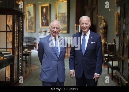 Windsor, Regno Unito. 10 luglio 2023. Il presidente degli Stati Uniti Joe Biden, a destra, posa con il re Carlo III di Gran Bretagna al Castello di Windsor, il 10 luglio 2023 a Windsor, in Inghilterra. Biden ha partecipato al Climate Finance Mobilization Forum sponsorizzato dal Re. Credito: Adam Schultz/White House Photo/Alamy Live News Foto Stock