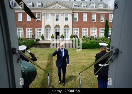 Londra, Regno Unito. 10 luglio 2023. Il presidente degli Stati Uniti Joe Biden saluta mentre sale a bordo di Marine One sul prato di Winfield House, la residenza dell'ambasciatore degli Stati Uniti nel Regno Unito, il 10 luglio 2023 a Londra, in Inghilterra. Biden è il Regno Unito prima di partecipare al vertice NATO in Lituania. Credito: Adam Schultz/White House Photo/Alamy Live News Foto Stock