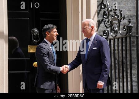 Londra, Regno Unito. 10 luglio 2023. Il presidente degli Stati Uniti Joe Biden, giusto, stringe la mano al primo ministro britannico Rishi Sunak, all'arrivo per discussioni bilaterali al di fuori del 10 Downing Street, il 10 luglio 2023 a Londra, in Inghilterra. Biden è il Regno Unito prima di partecipare al vertice NATO in Lituania. Credito: Adam Schultz/White House Photo/Alamy Live News Foto Stock